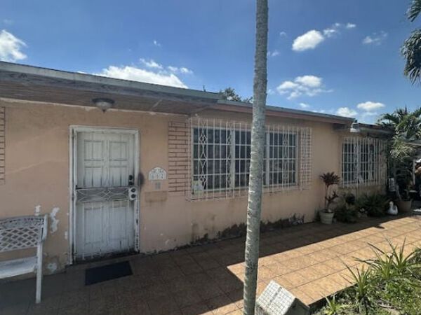 662 W 44th Place, Hialeah, FL 33012
