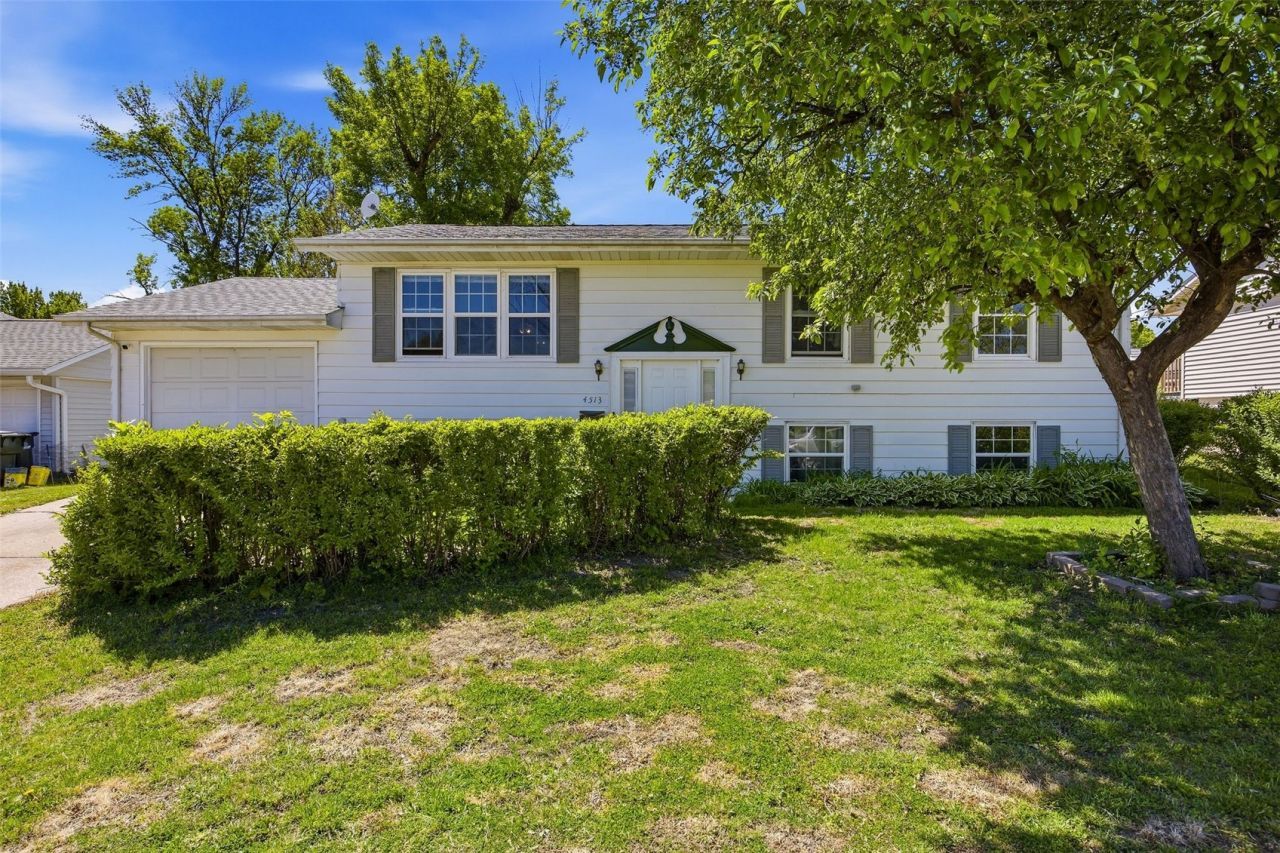 4513 Navajo Dr Ne, Cedar Rapids, IA 52402 Main Photo
