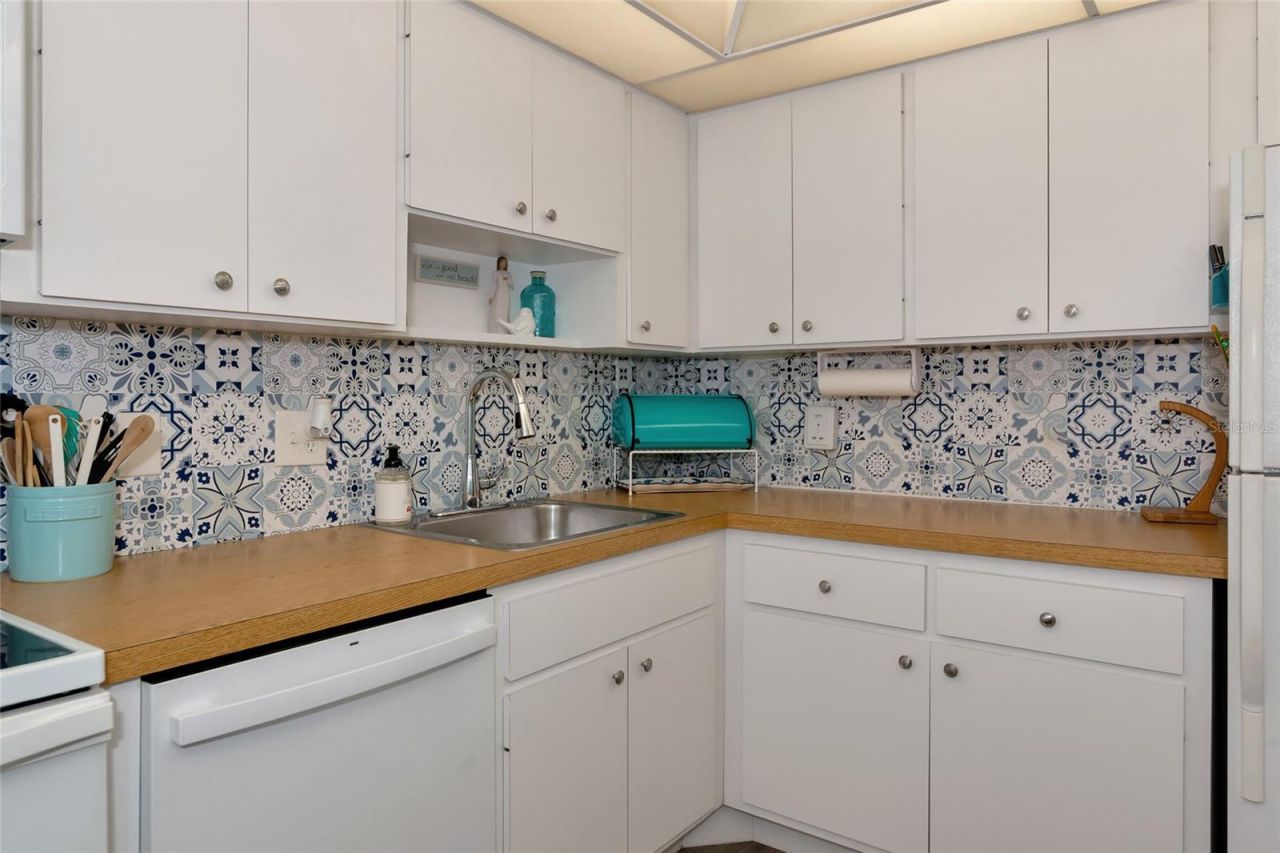 7461 W Country Club Drive N, Unit 203, Sarasota, FL 34243 Photo
