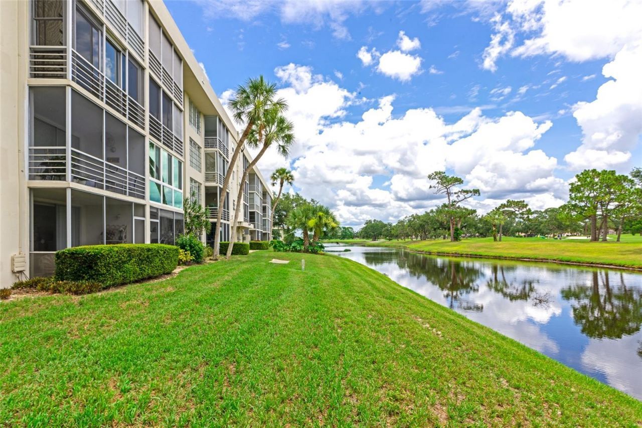 7461 W Country Club Drive N, Unit 203, Sarasota, FL 34243 Photo