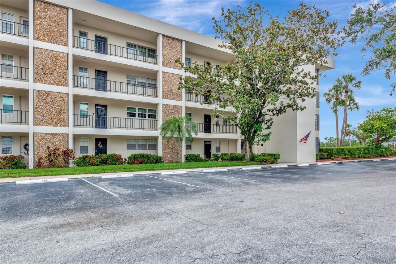 7461 W Country Club Drive N, Unit 203, Sarasota, FL 34243 Photo