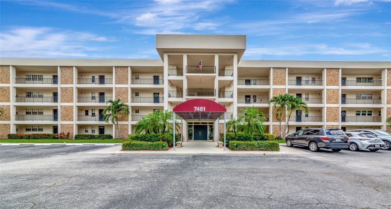 7461 W Country Club Drive N, Unit 203, Sarasota, FL 34243 Photo