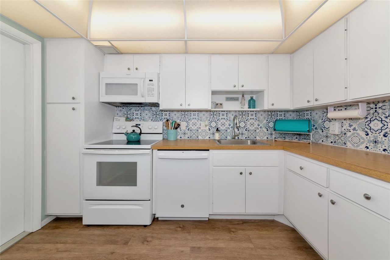 7461 W Country Club Drive N, Unit 203, Sarasota, FL 34243 Photo
