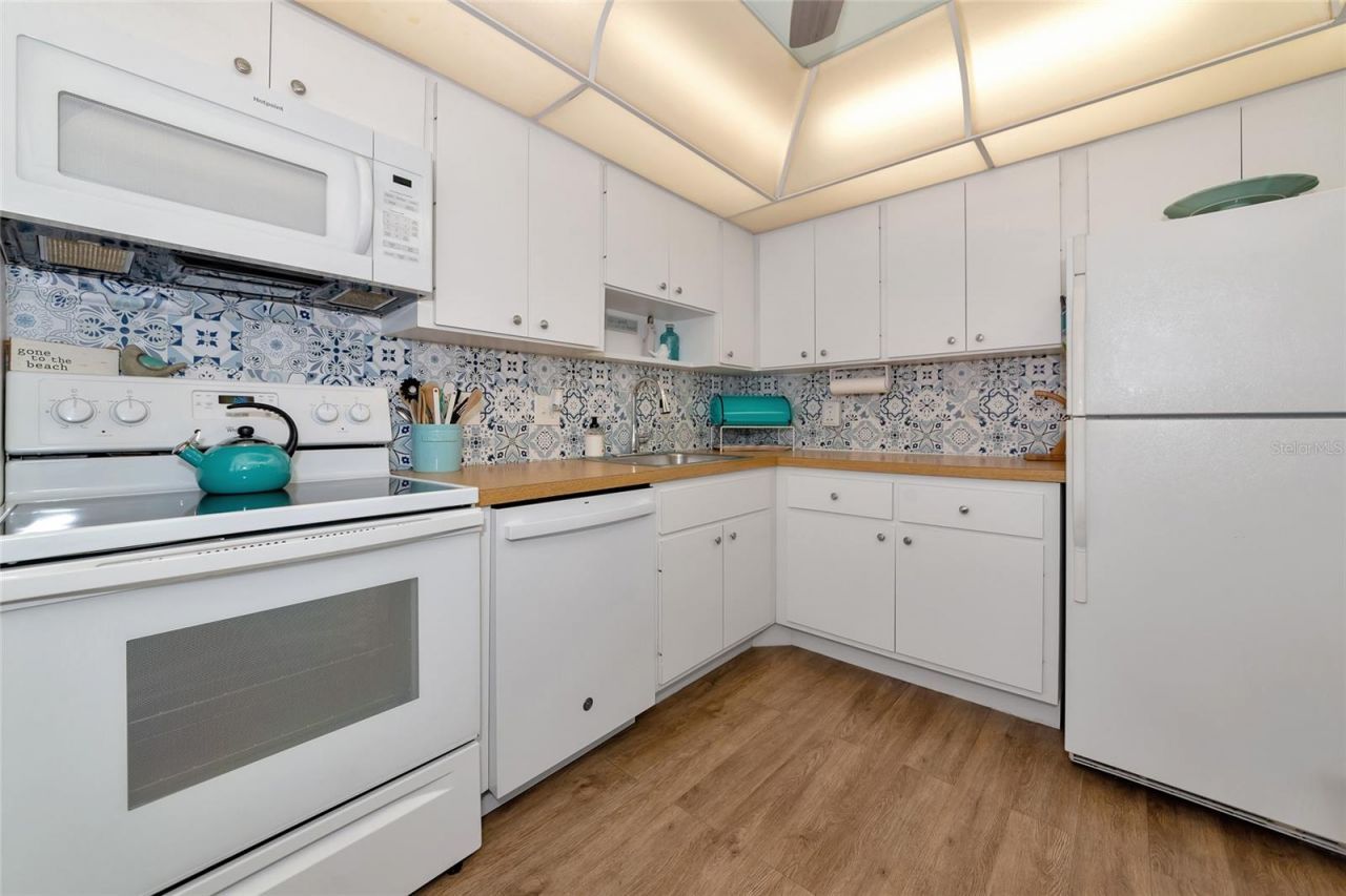 7461 W Country Club Drive N, Unit 203, Sarasota, FL 34243 Photo