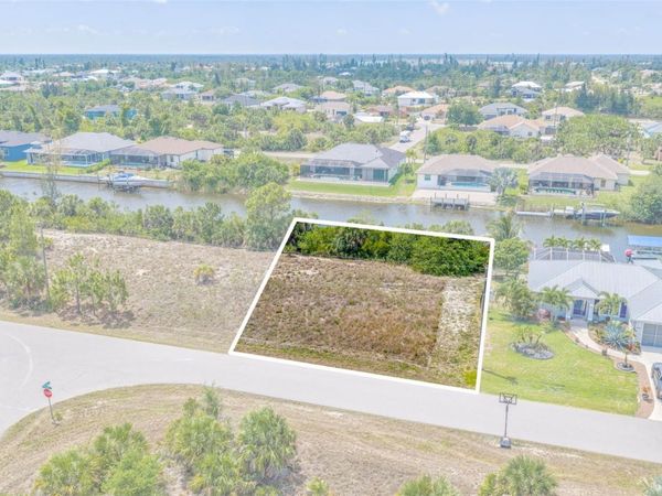 15424 HENNIPEN CIRCLE , PORT CHARLOTTE, FL 33981