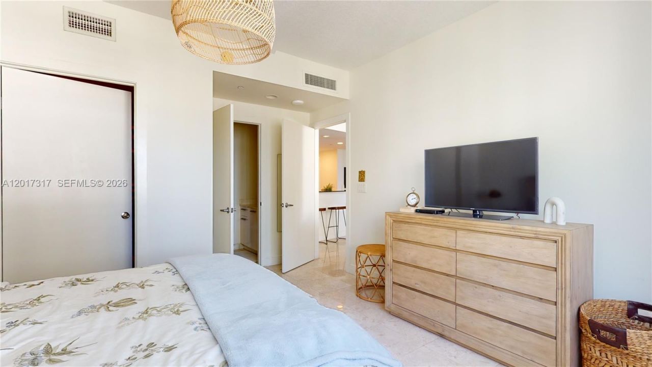 1060 Brickell Ave , Unit 1805, Miami, FL 33131 Photo
