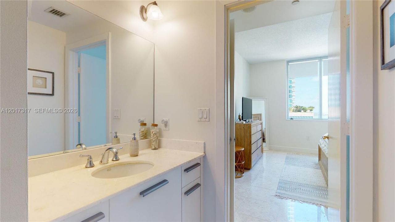 1060 Brickell Ave , Unit 1805, Miami, FL 33131 Photo
