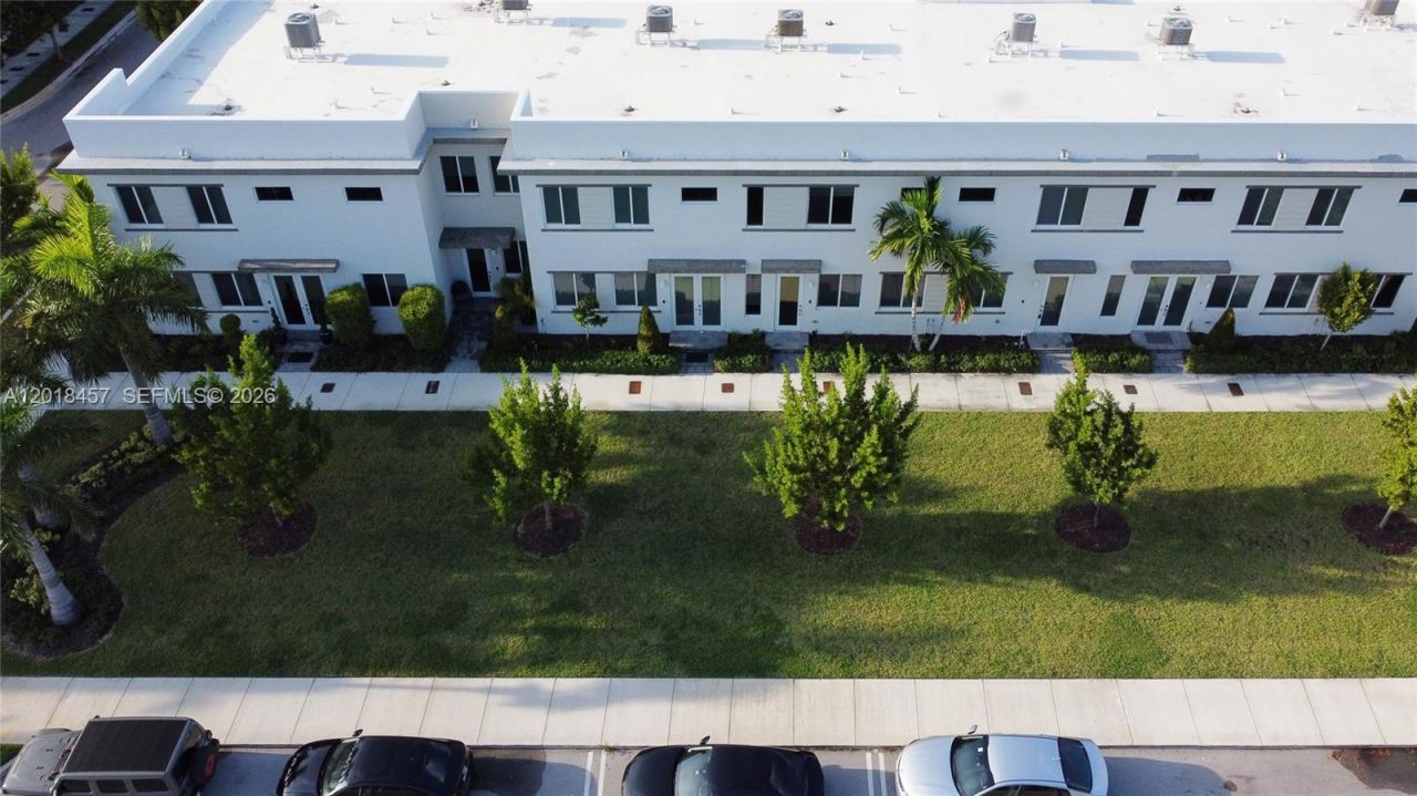10447 NW 66th St , Doral, FL 33178 Photo