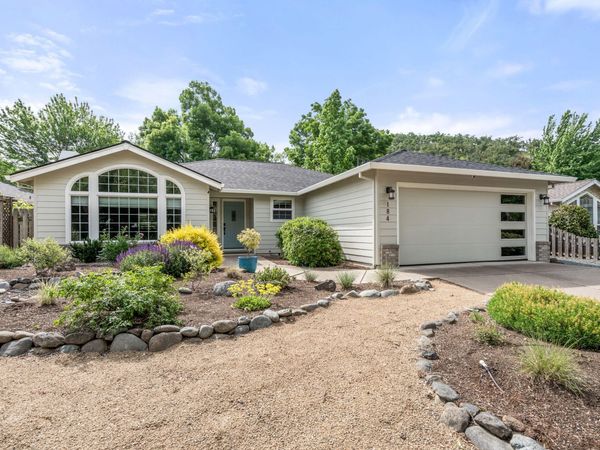 184 Meadow View Drive, Phoenix, OR 97535