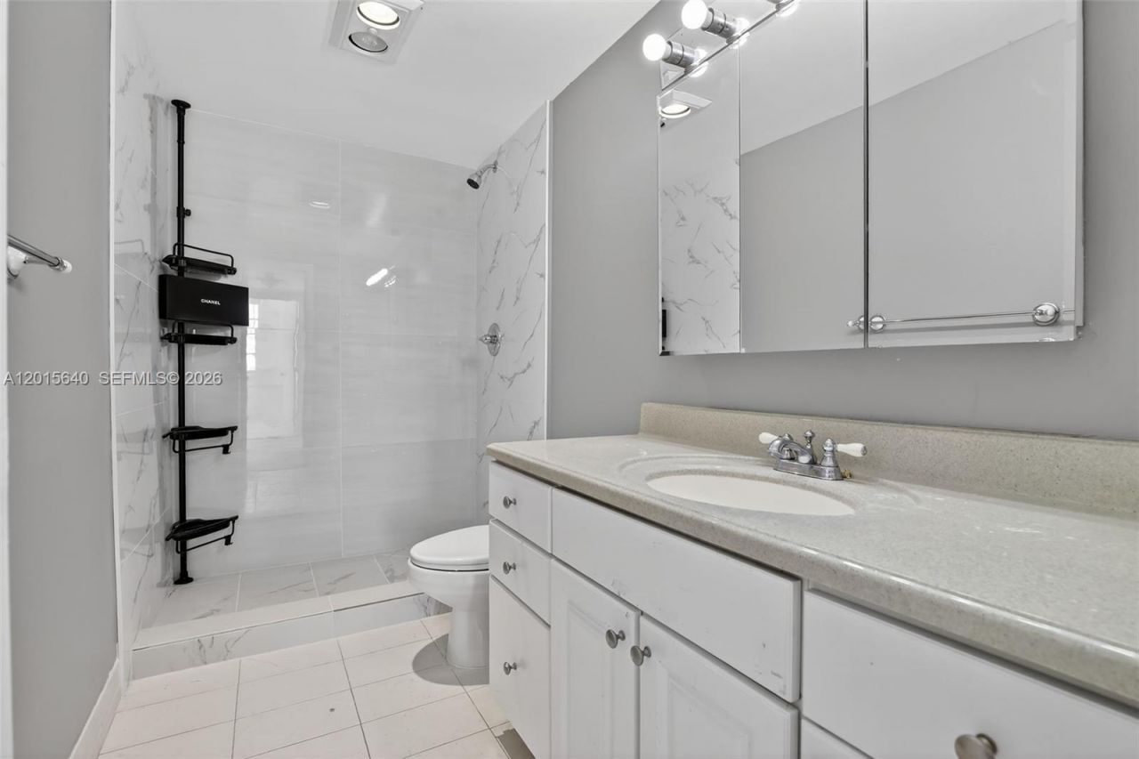 300 Bayview Dr , Unit 906, Sunny Isles Beach, FL 33160 Photo
