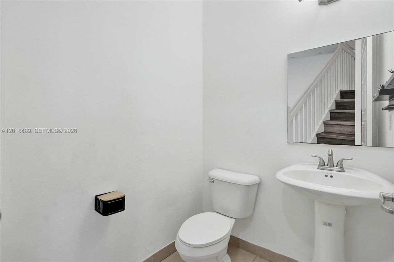 643 NE 191st Ter, Miami, FL 33179 Photo
