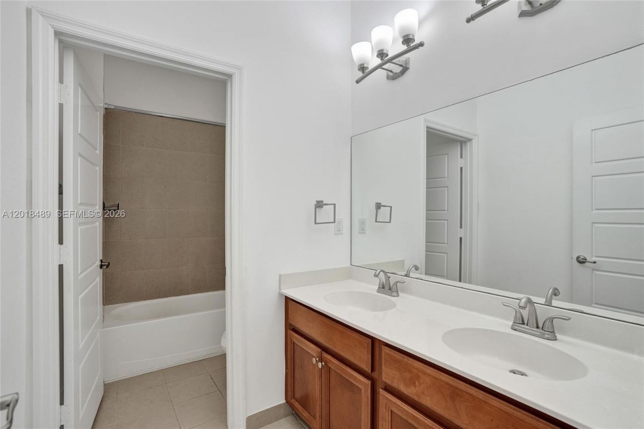 643 NE 191st Ter, Miami, FL 33179 Photo