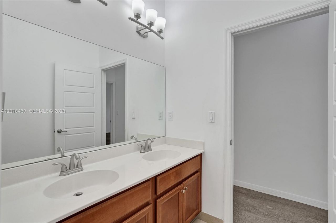 643 NE 191st Ter, Miami, FL 33179 Photo