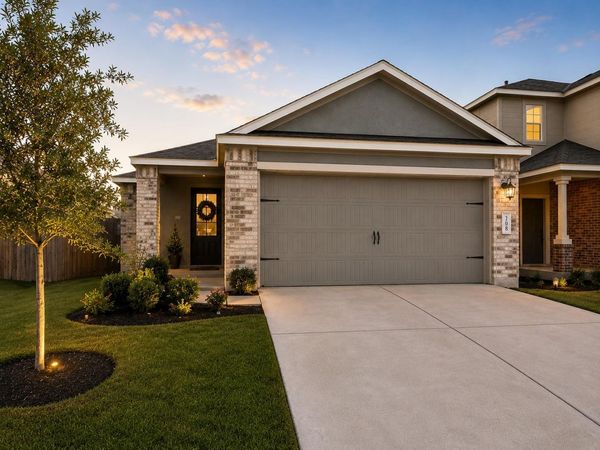 208 Longbridge DR , Hutto, TX 78634