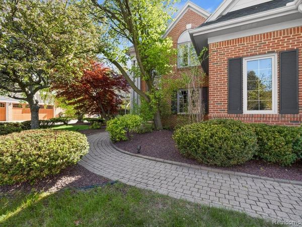 18320 Heatherlea Drive , Livonia, MI 48152