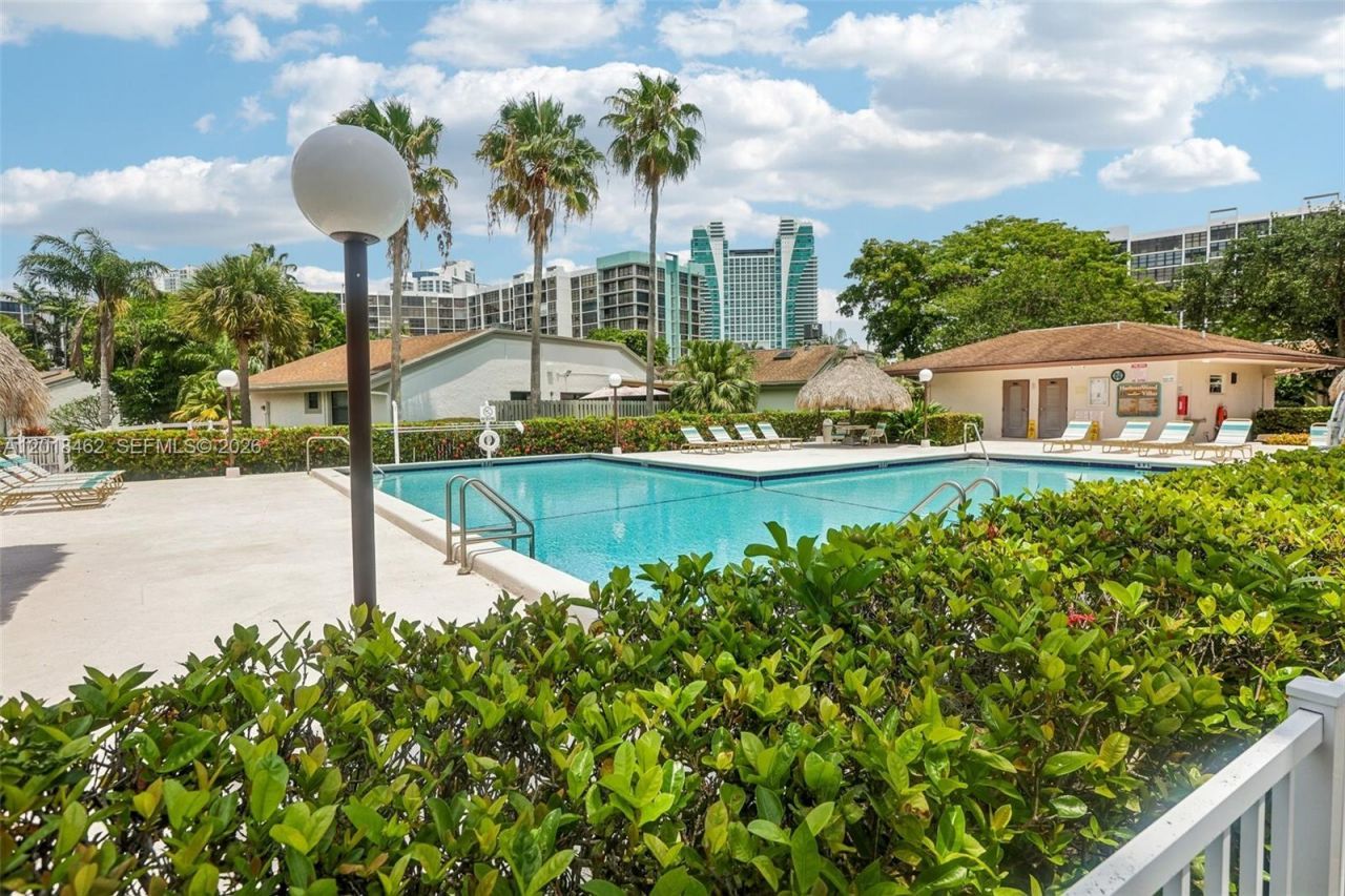 2731 S Parkview Dr, Hallandale Beach, FL 33009 Photo
