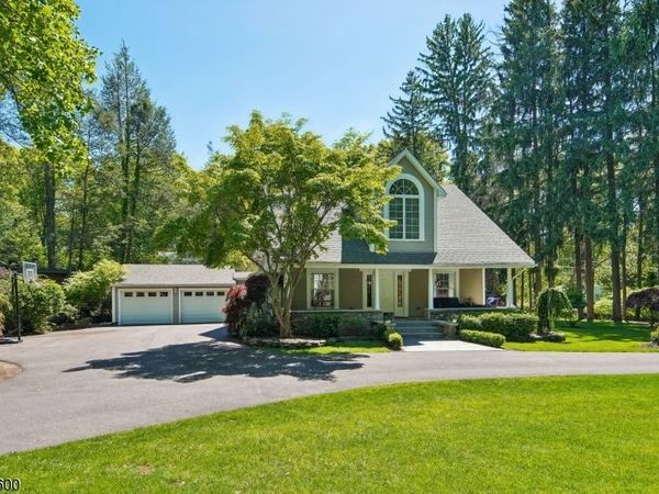 42 Hillside Ave, Upper Saddle River, NJ 07458