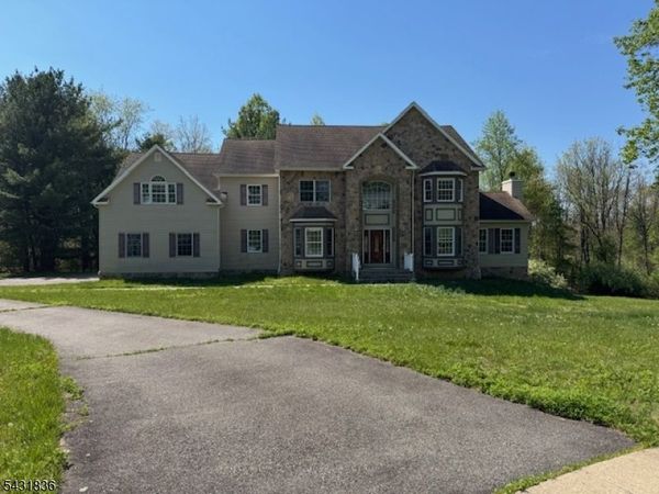 15 Berry Ct, Mount Olive, NJ 07836