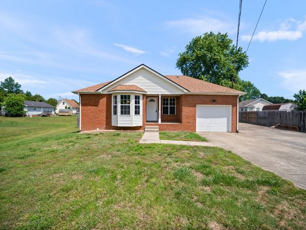 593 Oak Valley Dr , Clarksville, TN 37042