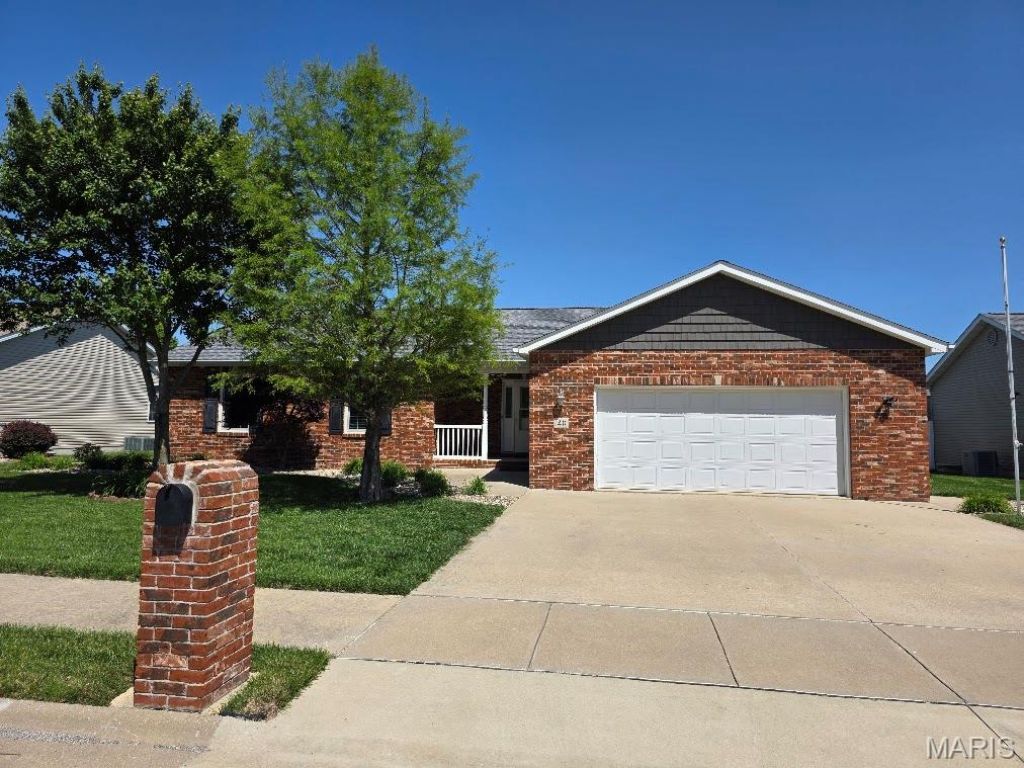 140 N Harvest Crest Court, Highland, IL 62249 Main Photo