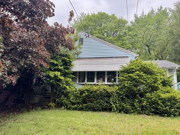 210 Shaker Rd, East Longmeadow, MA 01028