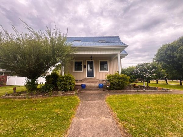 203 8th St, Glen Dale, WV 26038