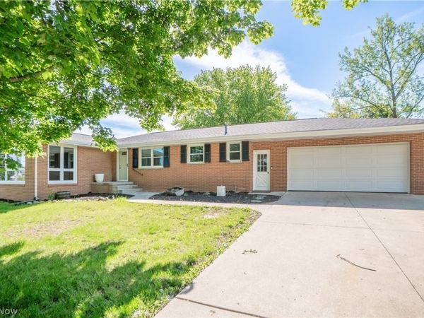 4544 Lakeknoll Street, Louisville, OH 44641