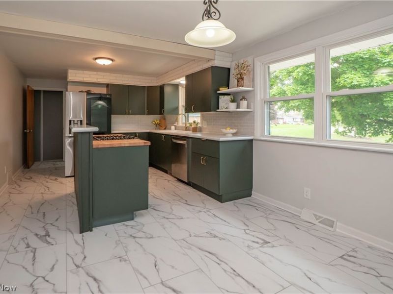 4544 Lakeknoll Street, Louisville, OH 44641 Photo 11