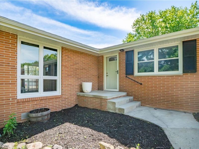 4544 Lakeknoll Street, Louisville, OH 44641 Photo 2