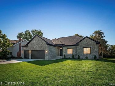5636 Paris Drive, Sterling Heights, MI 48310