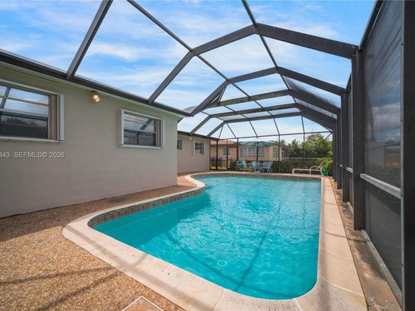 810 NW 78th Ave , Pembroke Pines, FL 33024