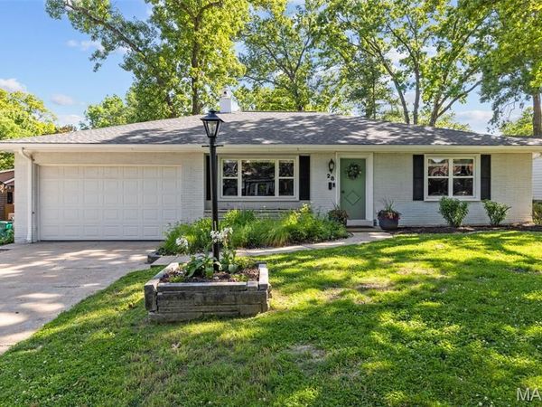28 Villawood Lane, Webster Groves, MO 63119
