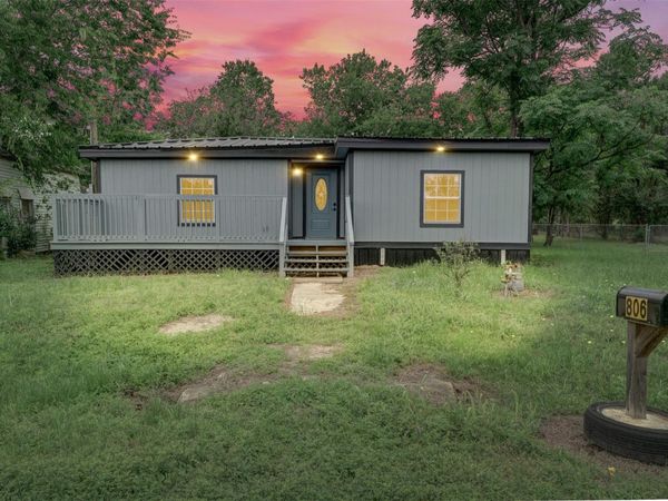 806 S Rusk Ave , Cameron, TX 76520