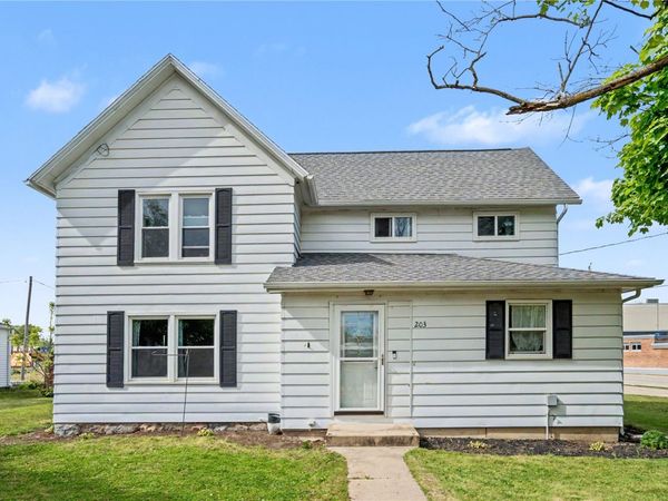 203 Roosevelt Street , Alburnett, IA 52202