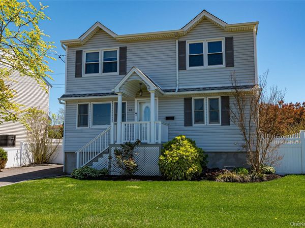 43 Spruce Place , Lindenhurst, NY 11757