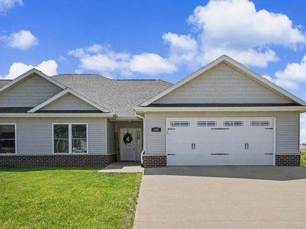 185 Solomia Court, Peosta, IA 52068