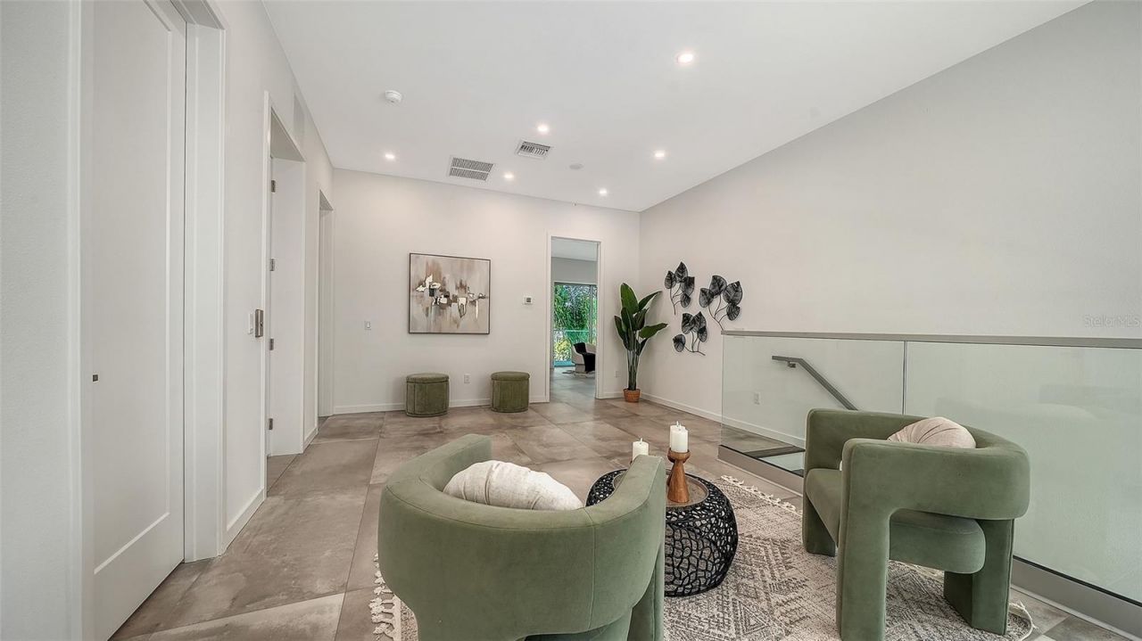2010 Hyde Park Circle, Sarasota, FL 34239 Photo