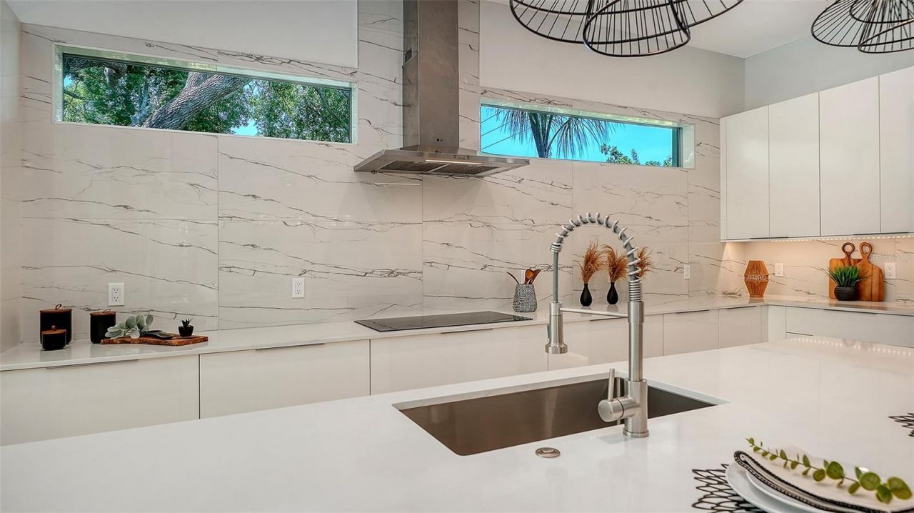 2010 Hyde Park Circle, Sarasota, FL 34239 Photo
