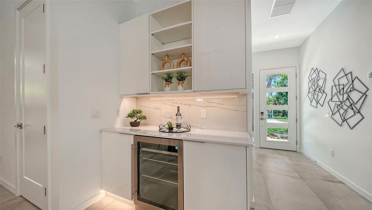 2010 Hyde Park Circle, Sarasota, FL 34239 Photo