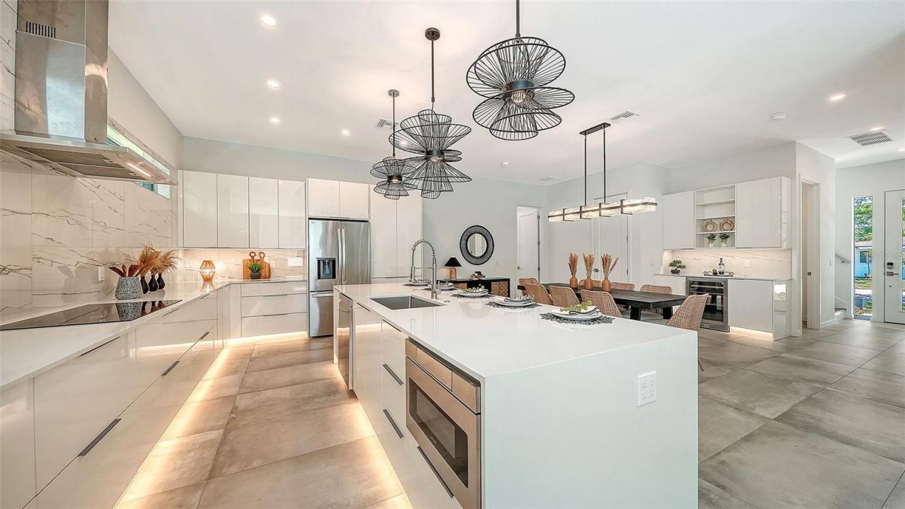 2010 Hyde Park Circle, Sarasota, FL 34239 Photo