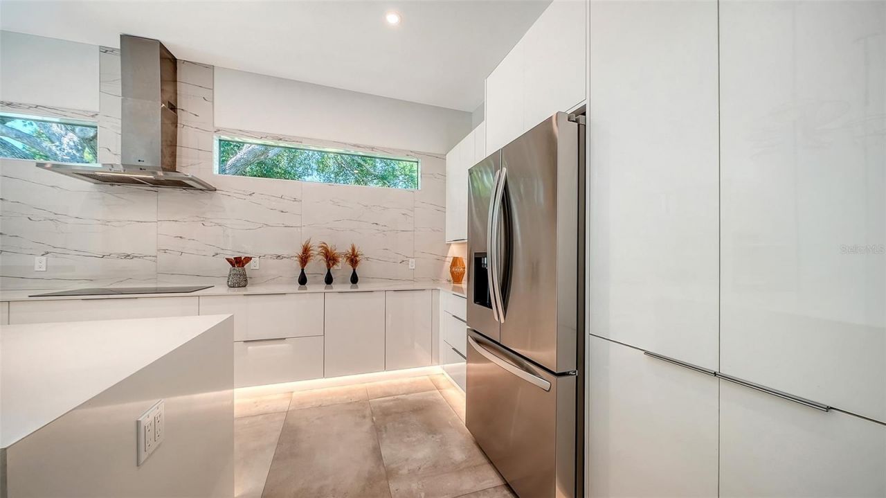 2010 Hyde Park Circle, Sarasota, FL 34239 Photo