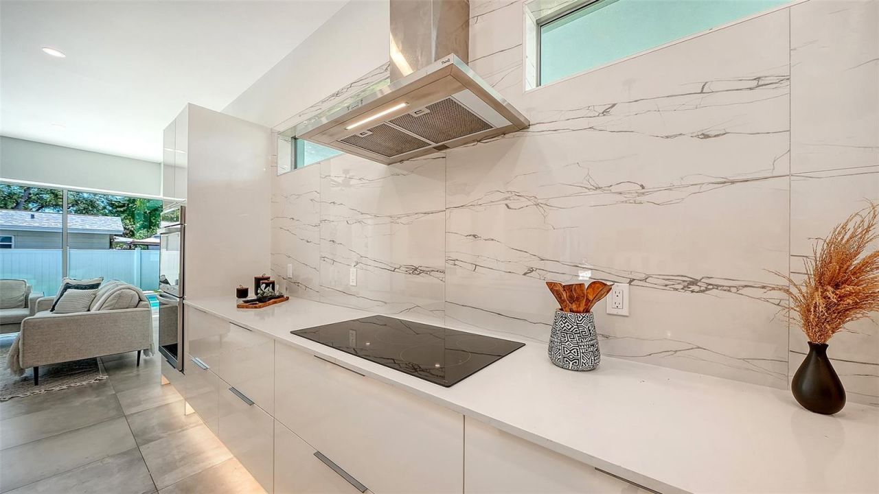 2010 Hyde Park Circle, Sarasota, FL 34239 Photo