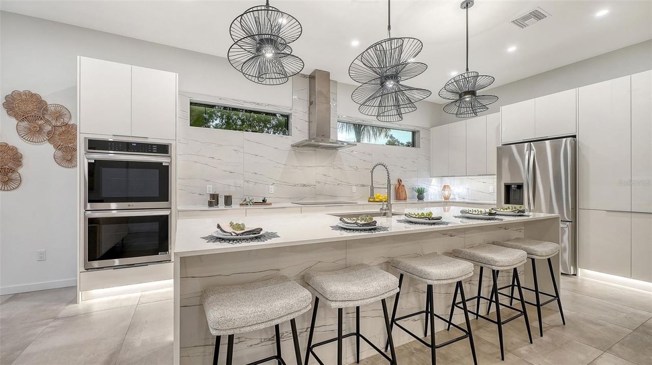 2010 Hyde Park Circle, Sarasota, FL 34239 Photo