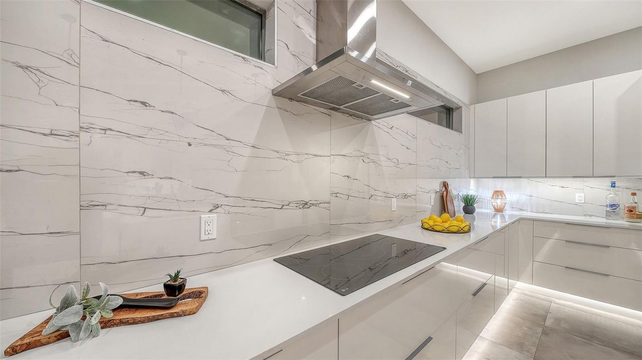 2010 Hyde Park Circle, Sarasota, FL 34239 Photo