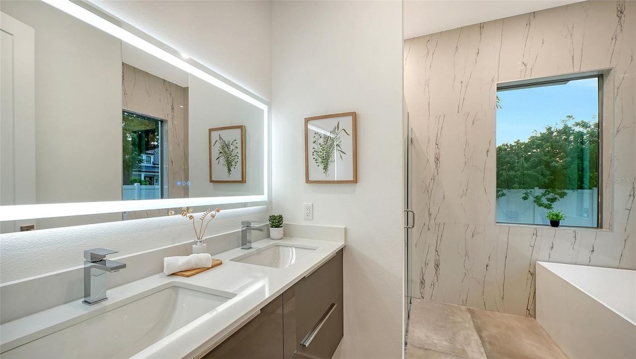 2010 Hyde Park Circle, Sarasota, FL 34239 Photo