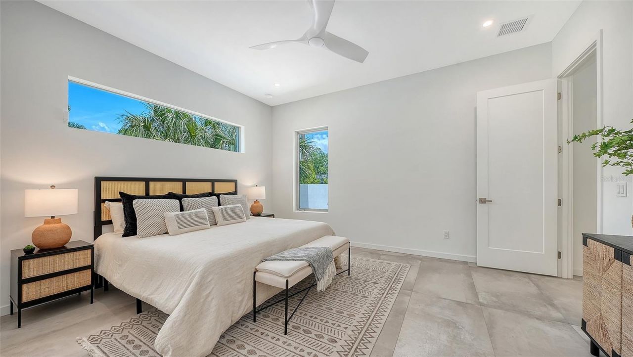 2010 Hyde Park Circle, Sarasota, FL 34239 Photo