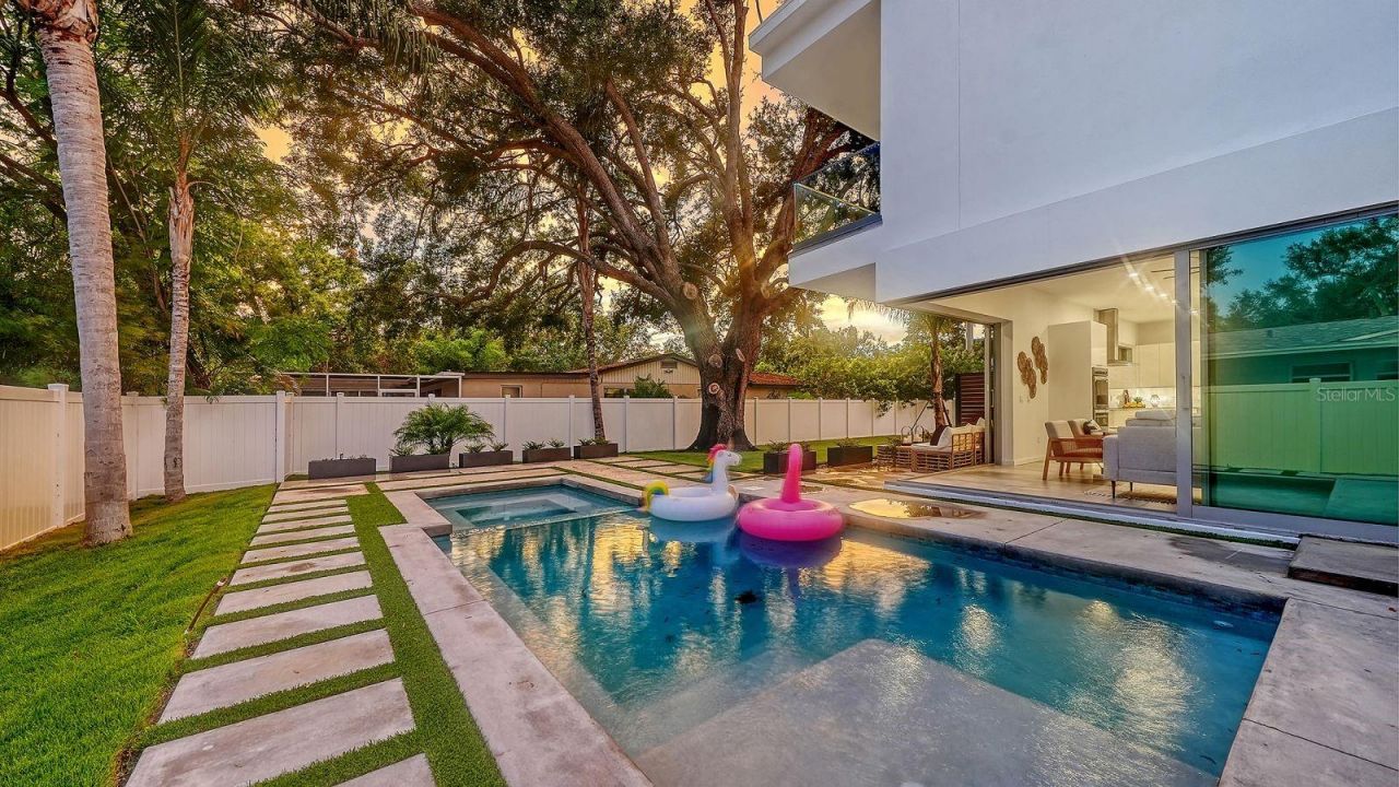 2010 Hyde Park Circle, Sarasota, FL 34239 Photo