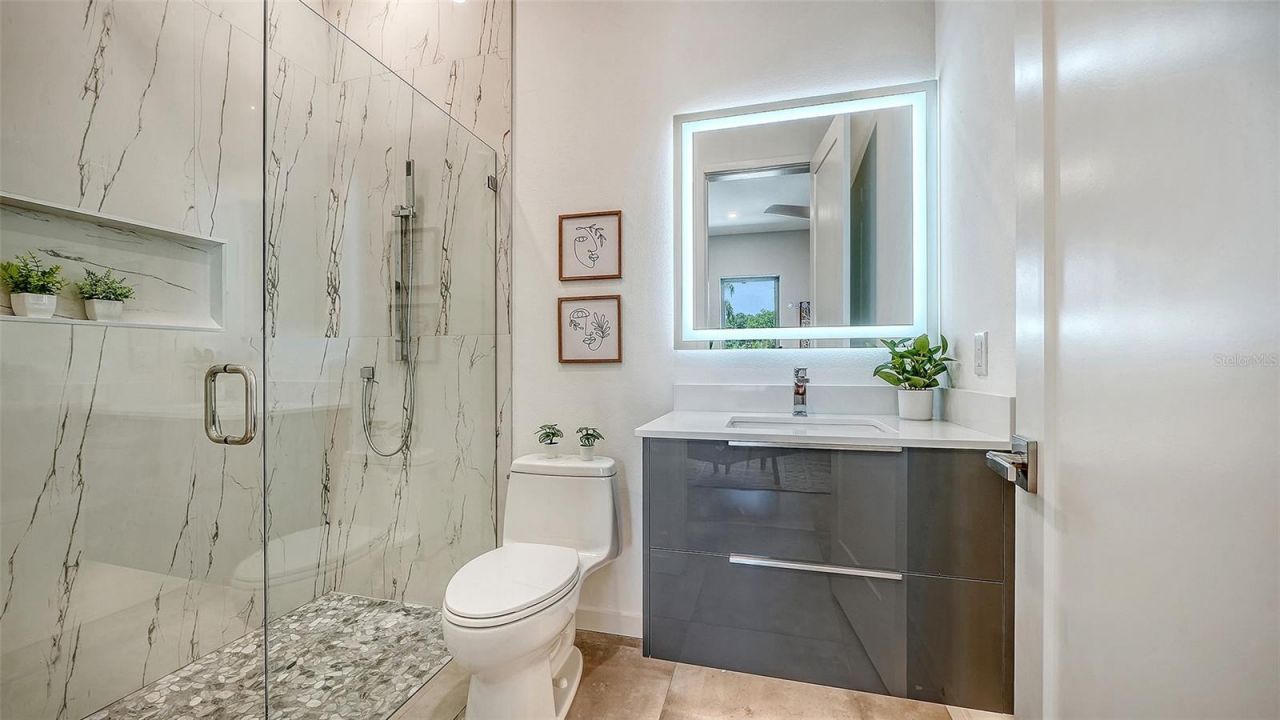 2010 Hyde Park Circle, Sarasota, FL 34239 Photo