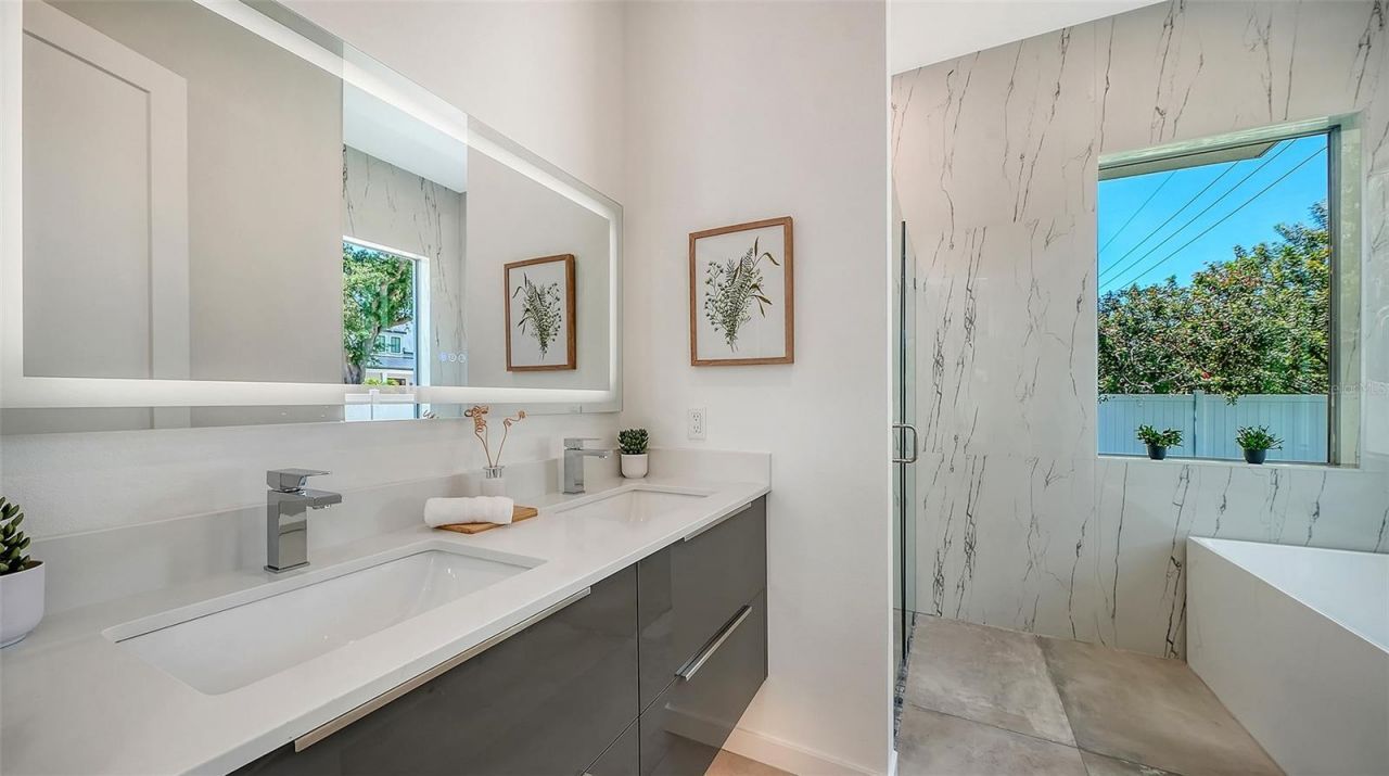 2010 Hyde Park Circle, Sarasota, FL 34239 Photo