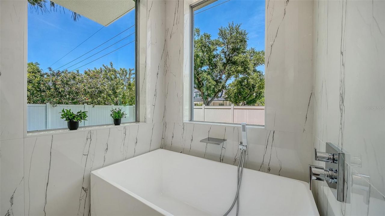 2010 Hyde Park Circle, Sarasota, FL 34239 Photo